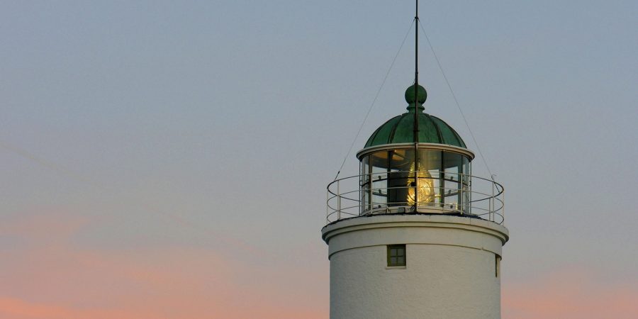 Leuchtturm bei Abenddämmerung